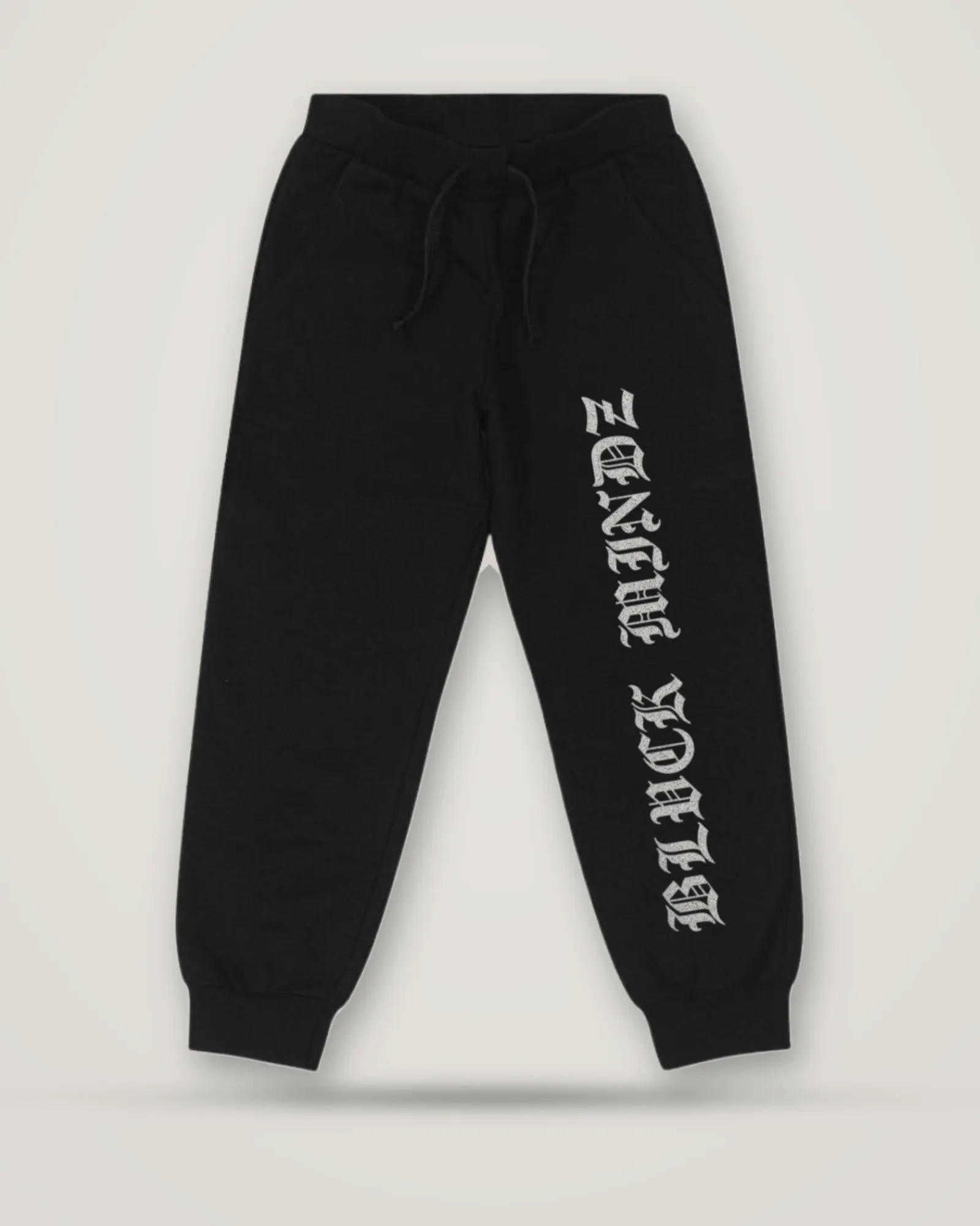 Calça jogger · osso BLVCK MINDZ, Escrita canônica grande ao longo da perna esquerda, do bolso até perto do punho.